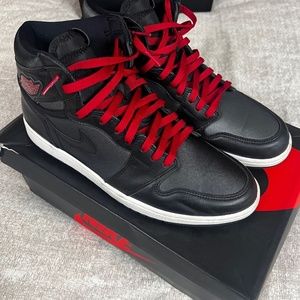 JORDAN ONE RETRO HIGH BLACK STATIN GYM RED